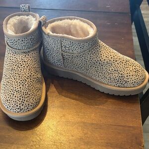 Cushionaire Tan and Black Ankle Boots